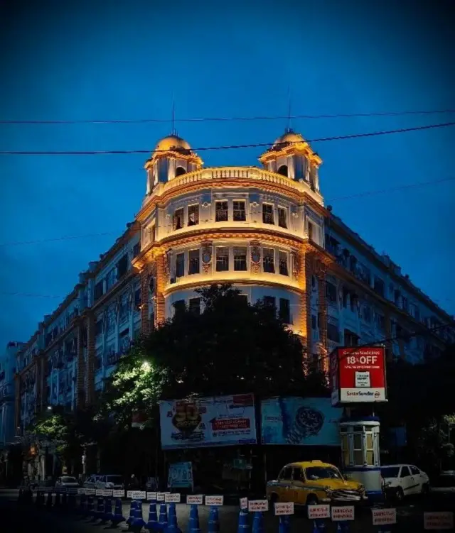 د شلمې پېړۍ په لومړیو کې د یو ارمني جوړونکي لخوا جوړ شوی، کوینز مینشن یو میراثي نښه ده. 