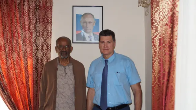 ኣምባሳደር ጴጥሮስ ጸጋይ ምስ ሩስያዊ መዘናኡ ኣብ ኣስመራ