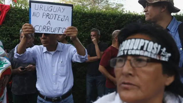 Sğınma talebinin reddedilmesini isteyenler Uruguay Büyükelçilik rezidansı önünde gösteri düzenledi.