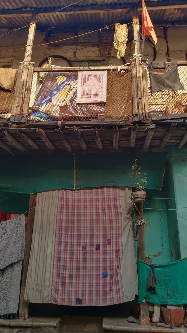 खाली कुंटणखाना चालतो आणि वरच्या मजल्यावर कुटुंब राहतं. 