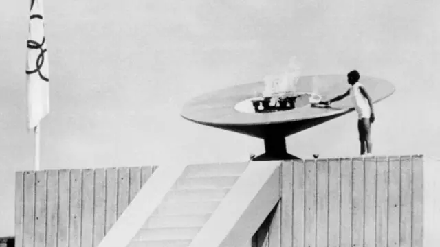 Enriqueta Basilio enciende el pebetero