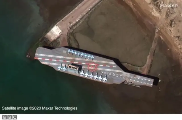 تصویر ماهواره‌ای از ماکت ناو هواپیمابر آمریکا در بندر عباس - زمستان ۱۳۹۸