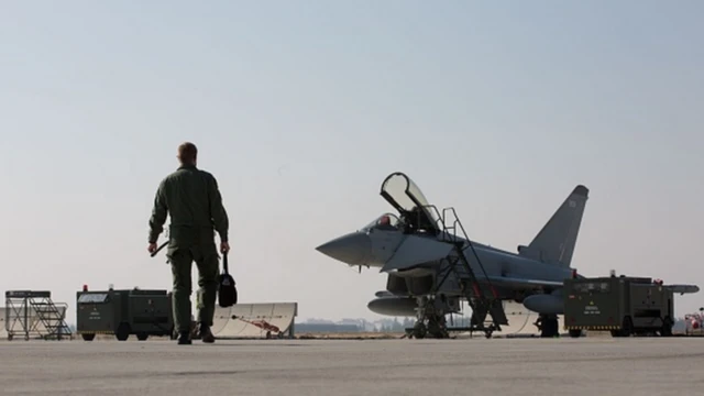 Savaş uçağına doğru yürüyen bir pilot