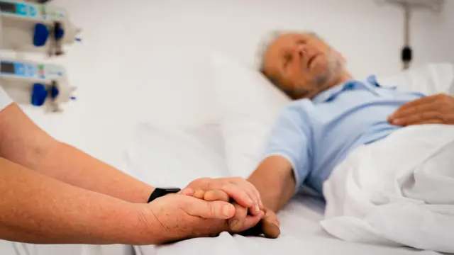 ‌ဆေးရုံကုတင်ထက် အိပ်ပျော်နေတဲ့ အမျိုးသား 