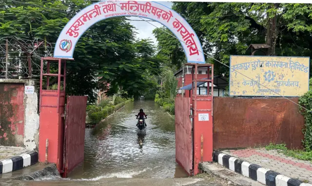 अविरल बर्षाका कारण जनकपुरस्थित मधेश प्रदेशका मुख्यमन्त्री तथा मन्त्रिपरिषद्को कार्यालय समेत डुबानमा परेको राससले जनाएको छ