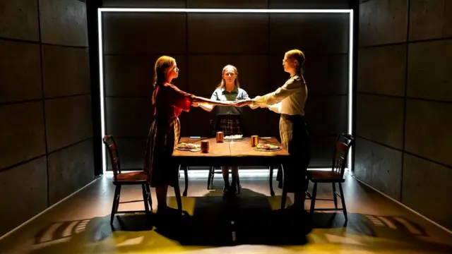 В пьесе "Дегустаторы Гитлера" действие происходит в конкретный исторический период, но героини как будто взяты из нынешнего времени