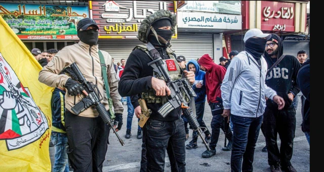 Bir teshik fotosuratda ikkita xoroz