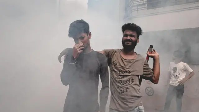 গাড়ির কালো ধোঁয়া, ফ্যাক্টরির ধোঁয়া ইত্যাদি ফুসফুসের ক্যান্সার সৃষ্টিতে ভূমিকা রাখে। 