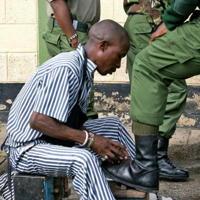 Narapidana menyemir sepatu sipir.