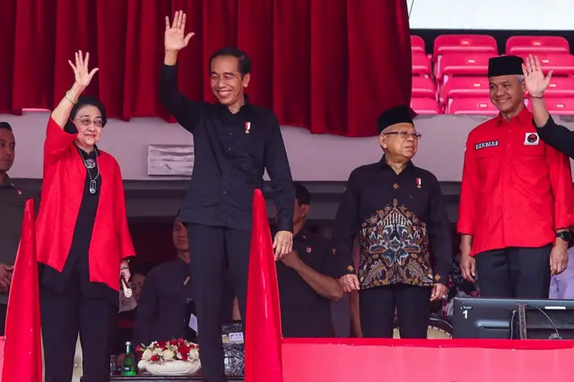 Presiden Indonesia Joko Widodo (kedua dari kiri), Wakil Presiden Maruf Amin (kedua dari kanan), mantan Presiden Megawati Soekarnoputri dan calon presiden Ganjar Pranowo (kanan) menghadiri perayaan 'Bulan Sukarno', pendiri bangsa, di Stadion Bung Karno, Jakarta pada tanggal 24 Juni 2023.