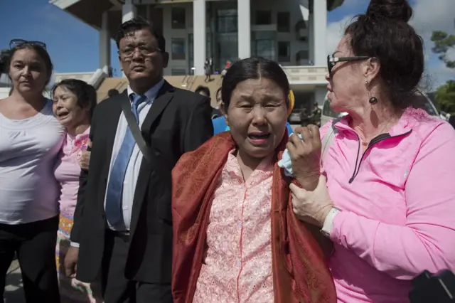 มารดาของนายซอ ลิน (ที่สองจากขวามือ) ร่ำไห้ หลังทราบคำพิพากษาประหารชีวิต