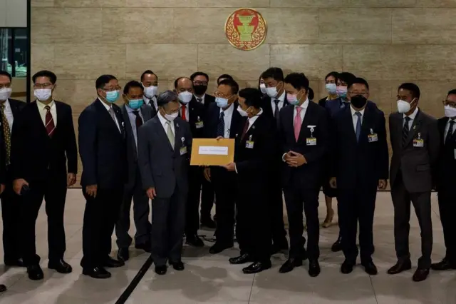 ส.ส. จาก 7 พรรคร่วมฝ่ายค้าน ได้แก่ พรรคเพื่อไทย พรรคก้าวไกล พรรคเพื่อชาติ พรรคประชาชาติ พรรคเสรีรวมไทย พรรคพลังปวงชนไทย และพรรคไทยศรีวิไลย์ ร่วมกันยื่นญัตติขอเปิดอภิปรายไม่ไว้วางใจต่อนายชวน หลีกภัย ประธานสภาผู้แทนราษฎร เมื่อ 15 มิ.ย.