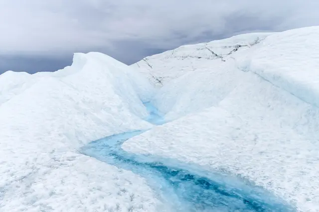 Corpo d'água na neve