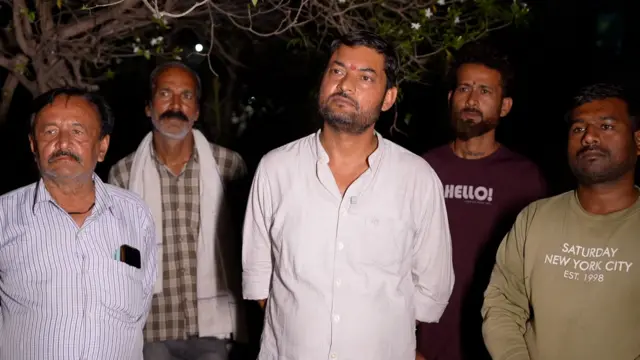 पड़ोसी इलाके में रहने वाले रुद्र प्रताप सिंह (मध्य में) भी चाहते हैं कि इस गांव का नाम बदला जाए.