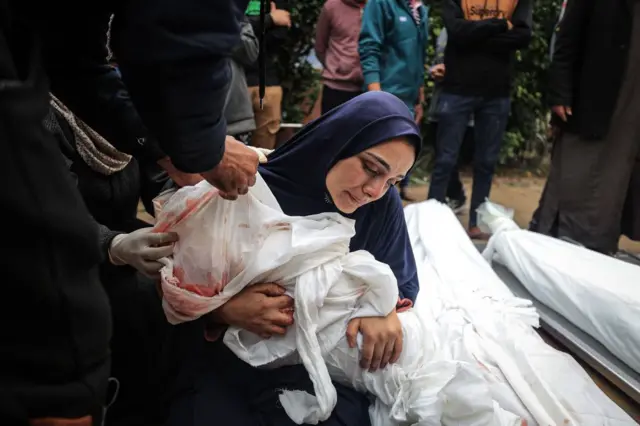 Una mujer con un niño muerto.