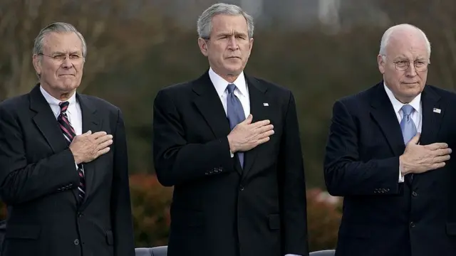 Donald Rumsfeld, George W. Bush y Dick Cheney.