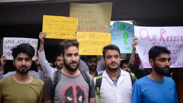 ঢাকায় কাশ্মীরি শিক্ষার্থীদের প্রতিবাদ