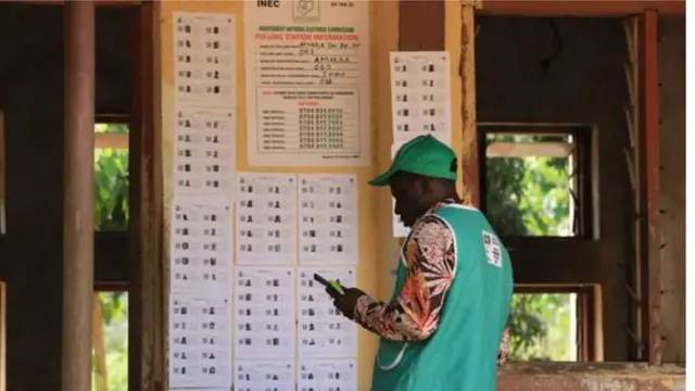 Inec official dey check voters list