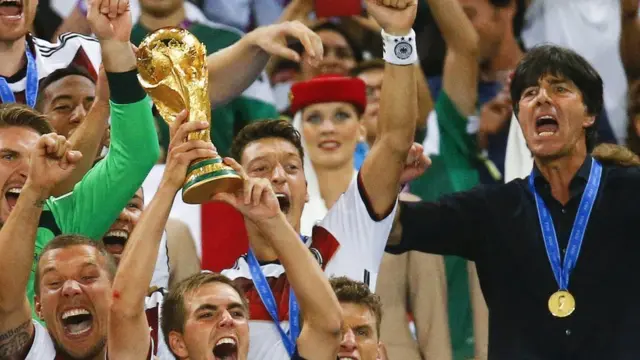 Mesut Özil, Dünya Kupası şampiyonluğunu kutluyor