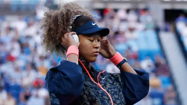 Naomi Osaka porte souvent des écouteurs au tribunal pour "atténuer l'anxiété sociale