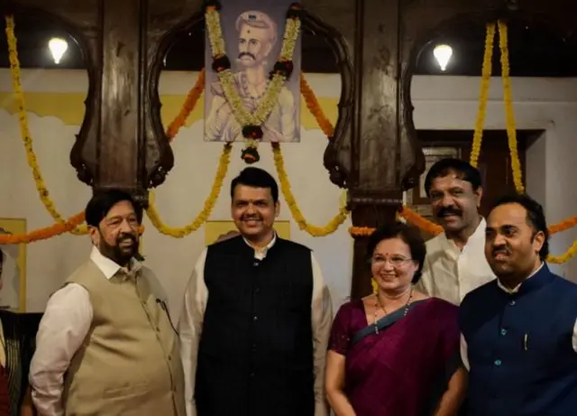 नाना वाडा संग्रहालयाच्या उद्घाटन प्रसंगी तेव्हाचे मुख्यमंत्री देवेंद्र फडणवीस, पुण्याचे खासदार गिरिश बापट, पुण्याच्या तत्कालीन महापौर मुक्ता टिळक आणि राज्यसभेतले तेव्हाचे खासदार संजय काकडे (जून 2019)