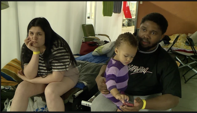 أولغا مع زوجها وطفلها