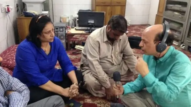 બીબીસી સંવાદદાતા ઝુબૈર સાથે વાત કરતો પરિવાર