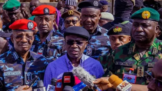 Gọvanọ Benue Steeti bụ Hyacinth Alia na ndị ọrụ nchekwa mgbe ha gara n'obodo Yelwata ebe e gburu ọtụtụ mmadụ.