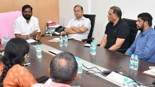 సమీక్ష నిర్వహిస్తున్న మంత్రి శ్రీనివాస్ గౌడ్