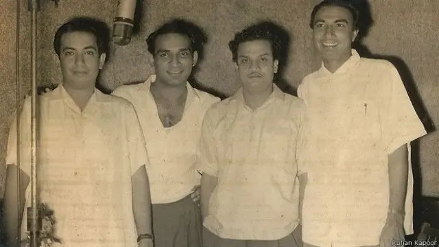 بائیں سے مہیندر کپور، یش چوپڑہ، این دتا اور ساحر