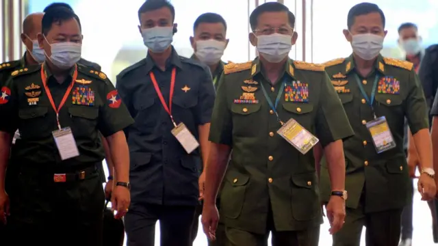 ၂၁ ရာစုပင်လုံ စတုတ္ထ အစည်းအဝေးကိုလာတဲ့ ဗိုလ်ချုပ်မှူးကြီးမင်းအောင်လှိုင်