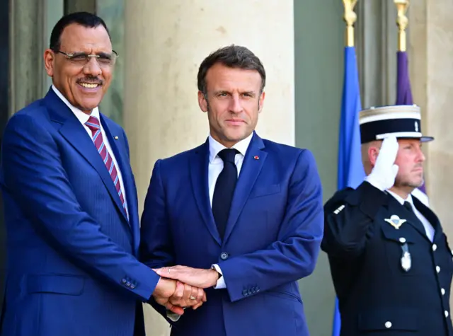 Bazoum 23 Haziran'da Fransa'yı ziyaret ederek Fransa Cumhurbaşkanı Emmanuel Macron ile görüşmüştü.