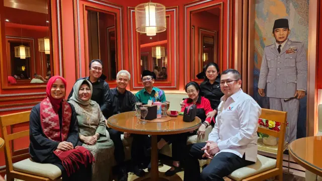 Mahfud MD dan keluarga, Ganjar serta keluarga, serta Megawati dan keluarga, di sela-sela acara pengumuman siapa cawapres pendamping Ganjar Pranowo.