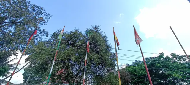 பிற கட்சிகளின் கொடிக் கம்பம்