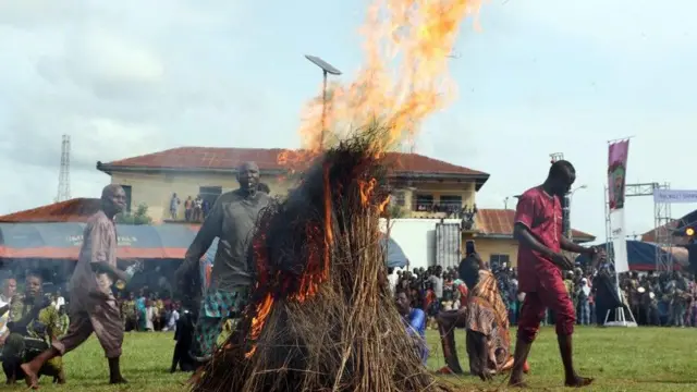 Ndị na-eti mmanwụ gbakọrọ dịka mmanwụ nọ n'etiti ha. Ahụrụ ọkụ si na-ahụ mmanwụ na-apụta