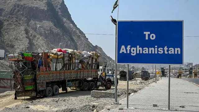 پناهجویان افغان همراه با وسایل خود، در انتظار اخراج در گذرگاه مرزی تورخم میان پاکستان و افغانستان. ۱۶ سپتامبر ۲۰۲۵.