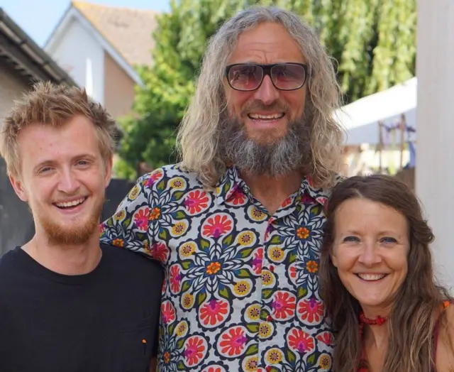 Russell Davison (tengah) bersama Wendy dan putra mereka, Dylan.