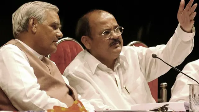 पूर्व प्रधामंत्री अटल बिहारी वाजपेयी के साथ वेंकैया नायडू