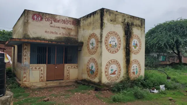 मोटा कंथारिया गांव का स्वास्थ्य केंद्र