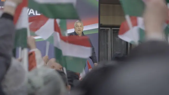 Орбан на митинге, на переднем плане - венгерские флаги