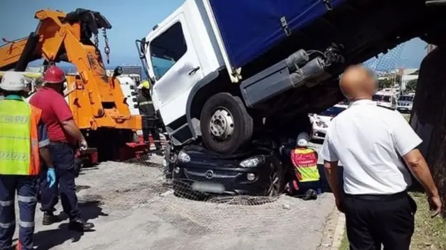 Uyo mugore yamaze hafi iminota 40 atarakurwa muri iyo modokari yari yafyondekaye