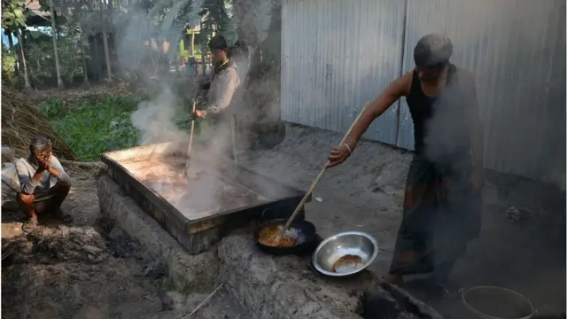 খেজুরের রস ফুটিয়ে খাওয়া সবচেয়ে নিরাপদ।