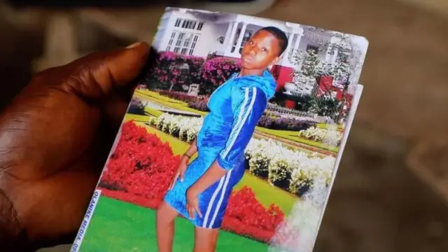 Ndị uweojii gbagburu Tina na ndahie aka dịka ọ na-akwado ile ule WAEC ya.