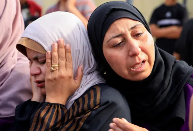 سيدات في حالة صدمة أمام جنازة فلسطينيين قُتلوا في غارات إسرائيلية، في مستشفى ناصر في خان يونس، جنوب قطاع غزة، 15 مايو/أيار 2025.
