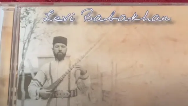 Леви Бобохоновнинг британ грамофончилари томонидан олинган сурати туширилган CD