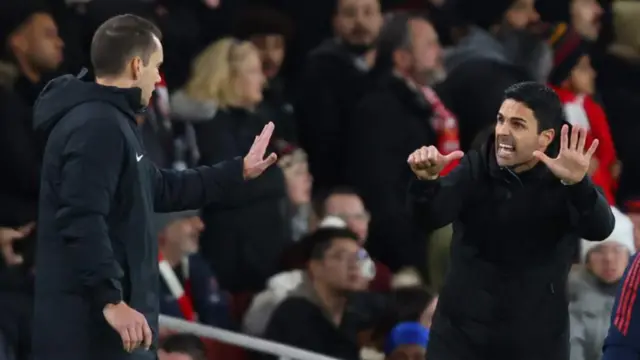 አሰልጣኝ ሚኬል አርቴታ በዳኛ ውሳኔ እየተበሳጩ ከከመሃል ዳኛ እና ከአራተኛው ዳኛ ጋር ሲነታከሩ በተደጋጋሚ ታይተዋል። 