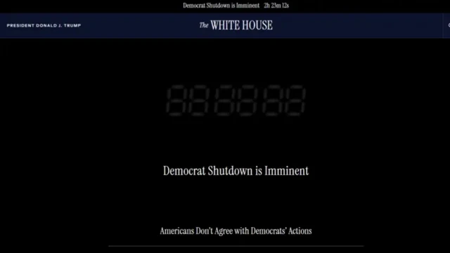 Інтерфейс сайту Білого дому. На чорному тлі угорі йде лічильник із відліком часу. По центру великим білим шрифтом текст: "Шатдаун демократів неминучий". Нижче дрібнішим шрифтом: "Американці не погоджуються з діями демократів".