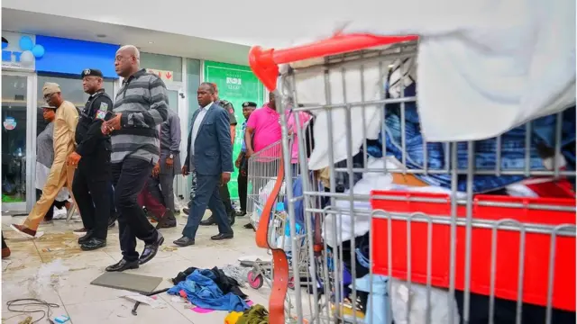 Gomina Sanwo-Olu n ṣabẹwo sawọn ile itaja ti wọn kọlu