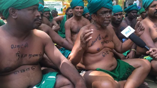 கோரிக்கைகளை உடலில் எழுதி வைத்து போராட்டம்