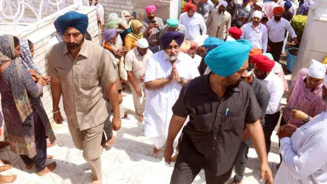 ਅਕਾਲ ਤਖ਼ਤ ਜਾਂਦੇ ਹੋਏ ਸੁਖਬੀਰ ਸਿੰਘ ਬਾਦਲ